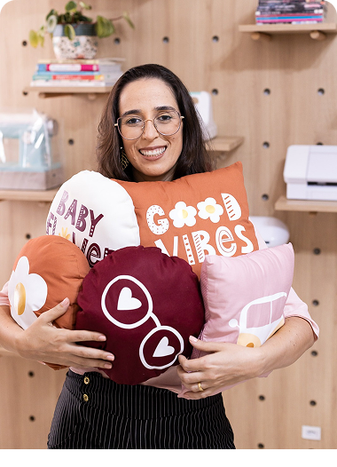 Thiara Ney segurando produtos personalizados